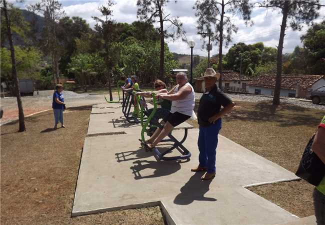 Prefeitura inaugura academia ao ar livre no distrito de Carlos Alves 013